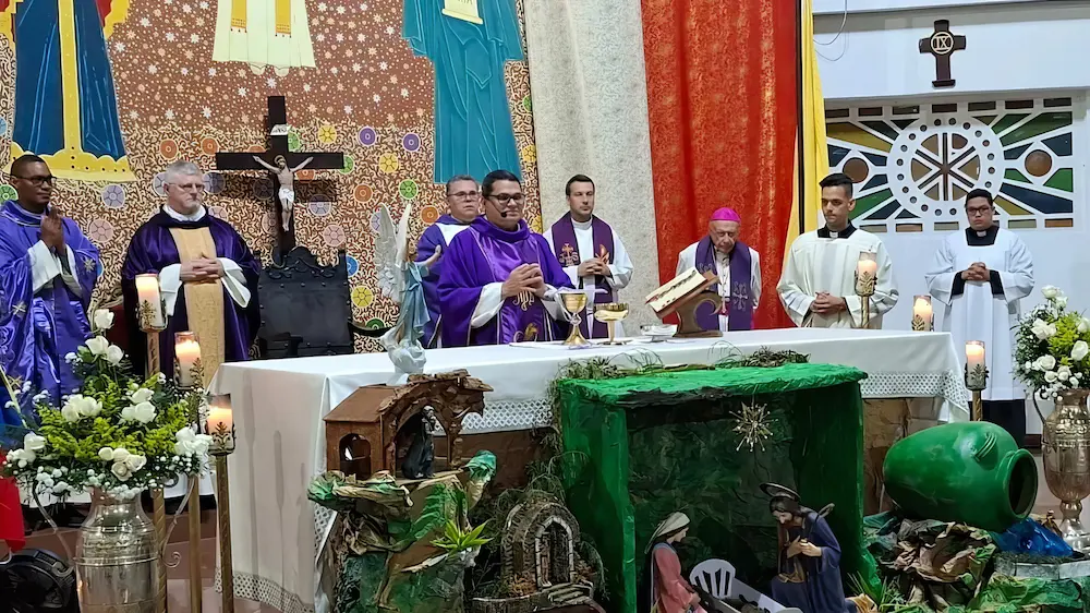 Des prêtres en vêtements liturgiques pendant une célébration au Venezuela