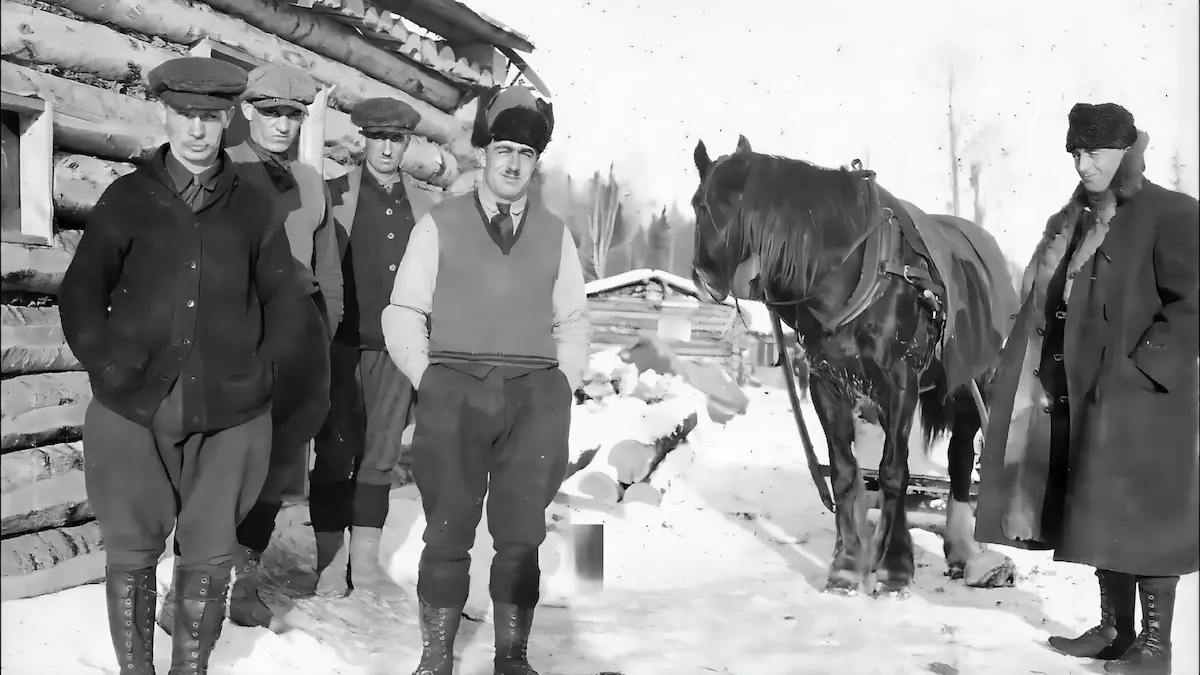 Missionari in un campo invernale con un cavallo
