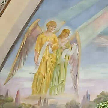 Deux anges portant un rouleau musical au-dessus de la Vierge